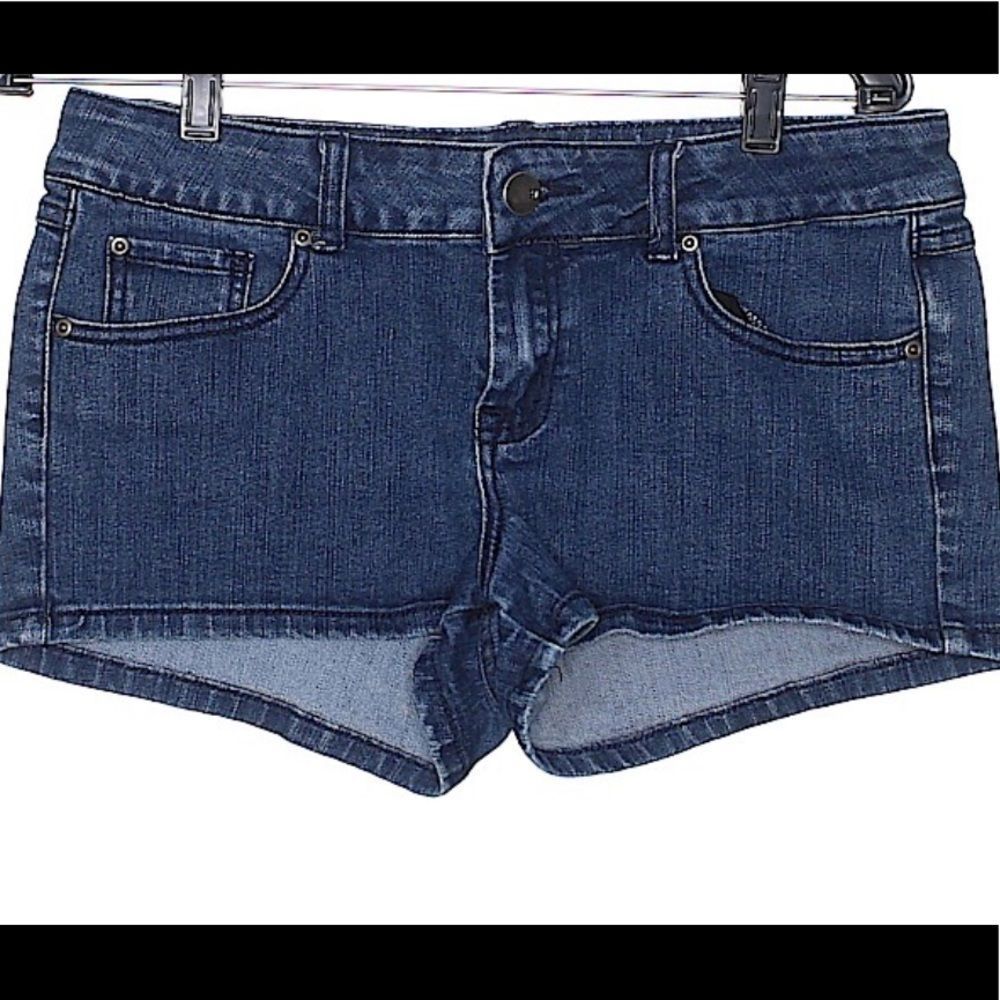 2.1 Denim shorts - Picture 2 of 3